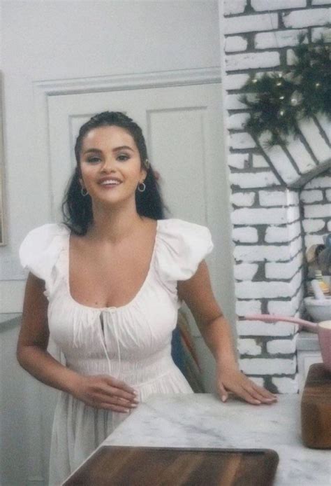 big tita|Selena Gomez : r/Celebswithbigtits